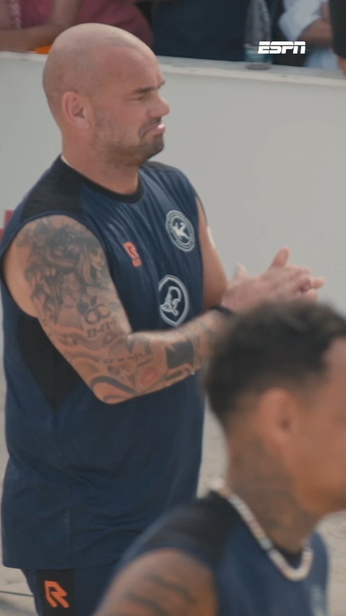 Zou Wesley Sneijder nog een beetje fanatiek zijn? 😉👀 Kijk hier het hele Footvolley-toernooi van Life After Football! 🏖️