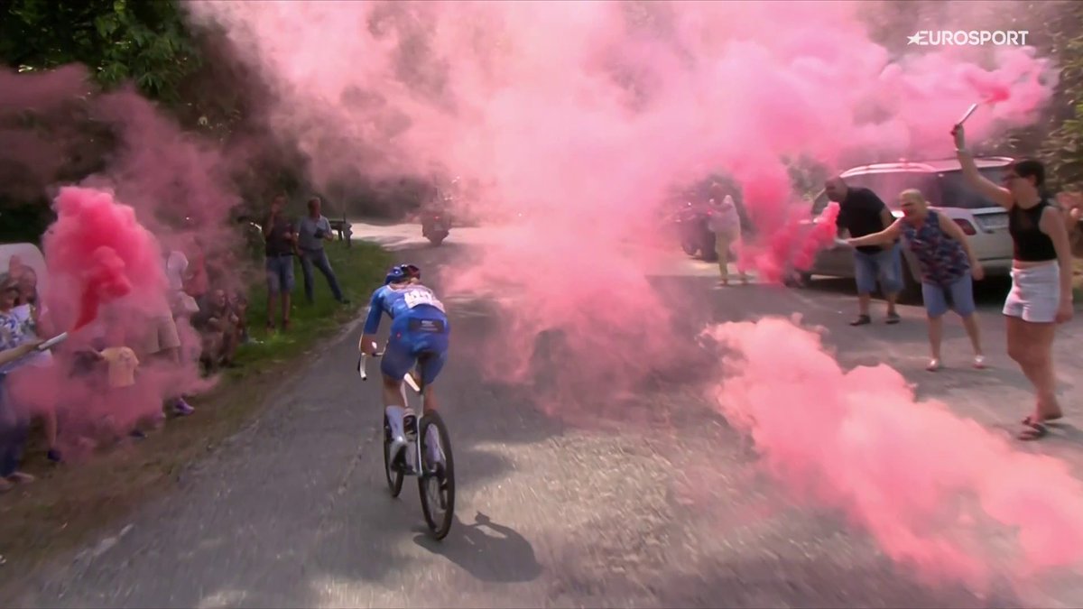 😬 Poca gracia le harán estas bengalas en estos momentos a las ciclistas... #GirodItaliaWomen