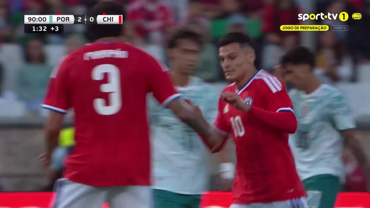 روبن نيفيز لاعب الهلال في لقطة هدف تشيلي يوم امس 🤔🤔 انت لا تلعب ضد ضمك والاخدود تخيل هذه اللقطة في كأس العالم