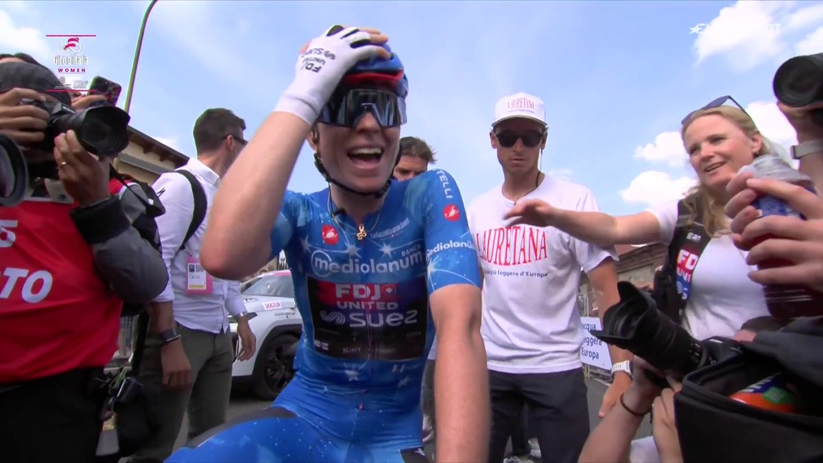 ๐ UNA REMONTADA PARA LA ETERNIDAD ๐ฎ๐น ๐๐๐ฆ๐ข ๐๐จ๐ฅ๐ฅ๐๐ซ๐ข๐ง๐ le birla la general del Giro d'Italia Women a Van der Breggen con un colosal ataque final para completar el triplete de Grandes Vueltas โ
El triunfo de etapa es para Elisa Longo Borghini #GirodItaliaWomen
