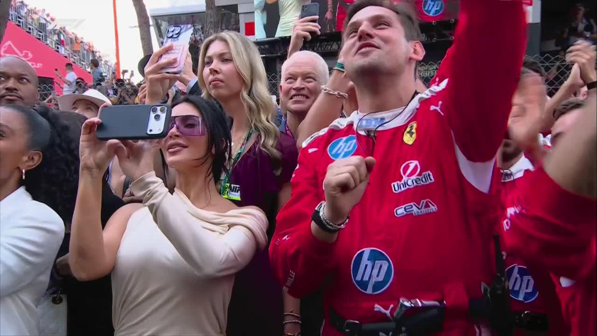 😍 ELLA ORGULLOSA DE ÉL 😍 Kim Kardashian grabó a Lewis Hamilton cuando el piloto británico recibía el trofeo del segundo puesto en Mónaco. ¡Viva el amor! 📺 #MonacoGP | Toda la temporada de #F1 por #DisneyPlus Plan Premium