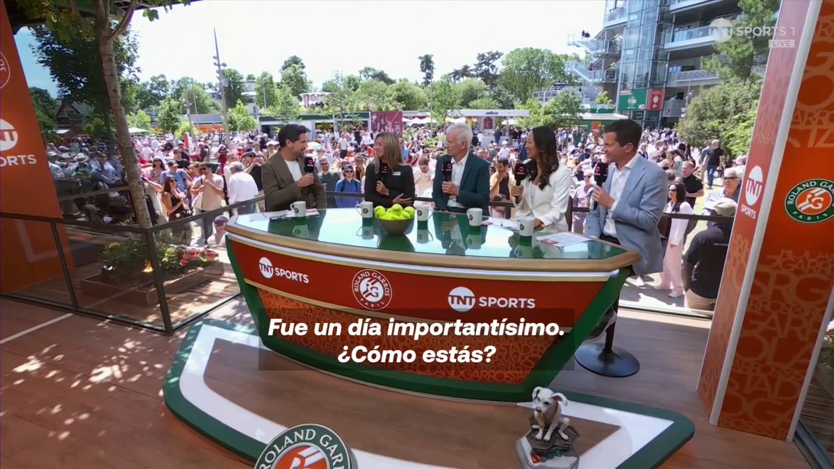 John McEnroe alucina con que Maja Chwalinska, flamante subcampeona de #RolandGarros, le conozca "Cuando era joven veía mucho tenis vintage" 🤣 "Tú sacabaas mucho mejor que yo, pero yo era más serena" 🤣