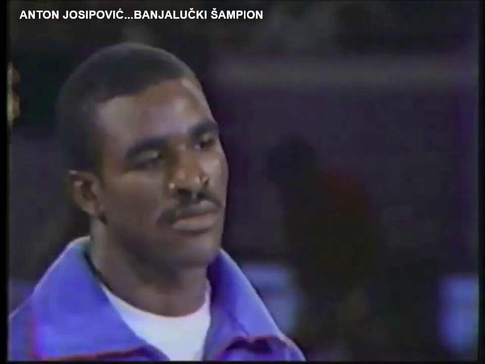 Kako je naš šampion Anton Josipović nokautirao čitavu dvoranu u Los Angelesu 1984... Naime, na Olimpijskim igrama u Los Angelesu 1984. Anton Josipović je osvojio zlatnu medalju u boksu, u poluteškoj kategoriji. Do finala je stigao nakon što je Evander Holyfield diskvalifikovan zbog udarca poslije prekida borbe u polufinalu. Njegov protivnik Kevin Barry, iako formalno pobjednik, nije mogao nastupiti zbog medicinske suspenzije. Josipović je tako bez borbe proglašen olimpijskim šampionom. Tokom ceremonije dodjele medalja, Josipović je spontano pružio ruku Evanderu Holyfieldu, svom diskvalifikovanom rivalu iz polufinala i pozvao ga da se popne na najviše postolje. Podigao mu je ruku u znak poštovanja, pred hiljadama gledalaca i kamerama cijelog svijeta. Publika je eruptirala u aplauz. Taj gest nije bio samo izraz sportskog duha, bio je poruka univerzalnog poštovanja. Josipović je priznao veličinu rivala, iako je formalno pobijedio. U vremenu kada je svijet bio podijeljen, Josipovićev čin pokazao je da se istinska veličina ne mjeri samo medaljama, već i karakterom. Tu scenu Holyfield nikada nije zaboravio. Godinama kasnije, s poštovanjem je govorio o tom trenutku i o Josipoviću kao čovjeku. Gest našeg Josipvića ostao je upamćen kao primjer sportskog integriteta i poštovanja koje nadilazi medalje i granice.