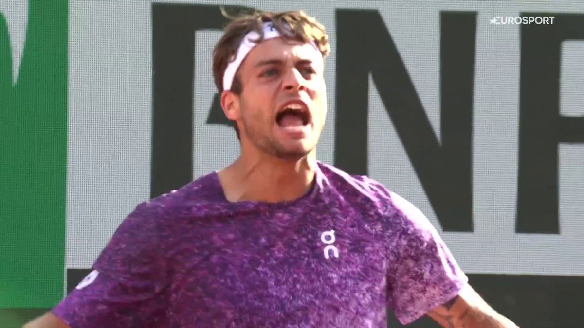 Podía haber sido el mayor error de su carrera, pero decidió hacer ESTA BARBARIDAD en el siguiente punto 🤯🤯🤯🤯 Cobolli fuerza el quinto set de esta increíble y espectacular final de #RolandGarros