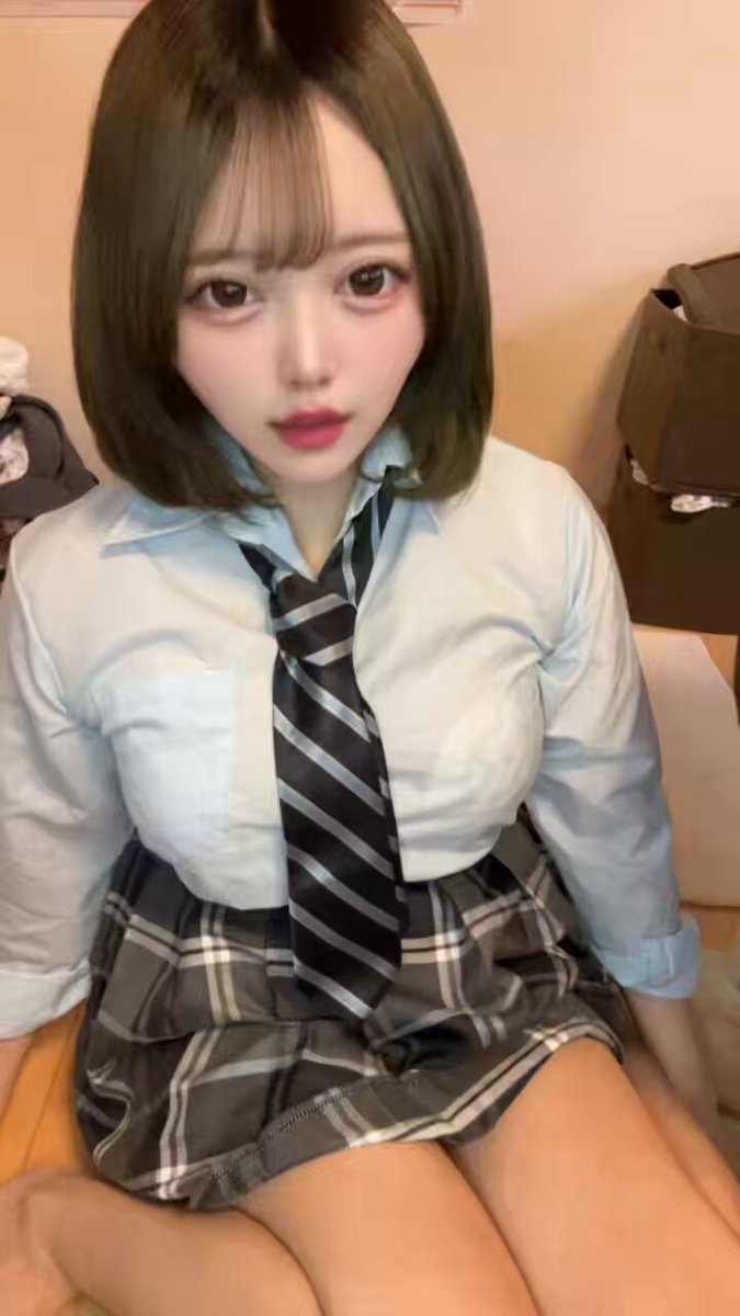 10キロ太りました OLしててネイルも外し髪の毛も真っ黒です 前の私に戻りたい😄😄 劣化やばい😄😄