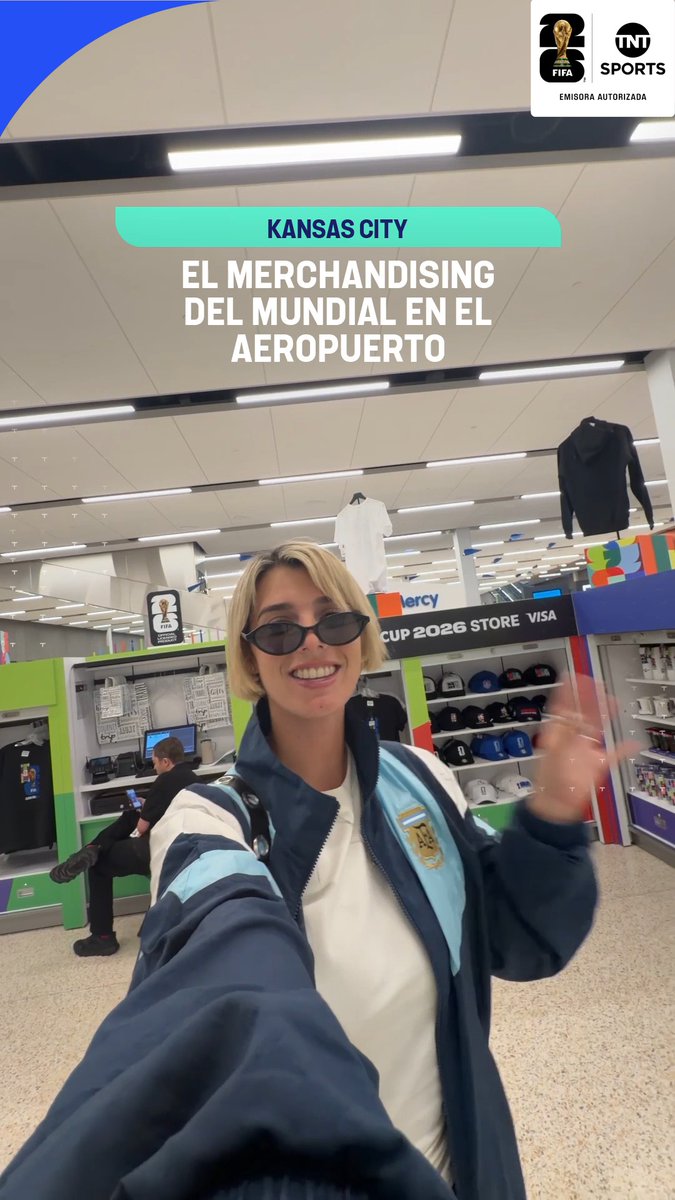 Con uno de cada uno me conformo, SARITA 😂 El merchandising del Mundial, presente en el Aeropuerto de Kansas City, ciudad en la que hará base la Selección Argentina 🇦🇷 #TNTSportsMundial