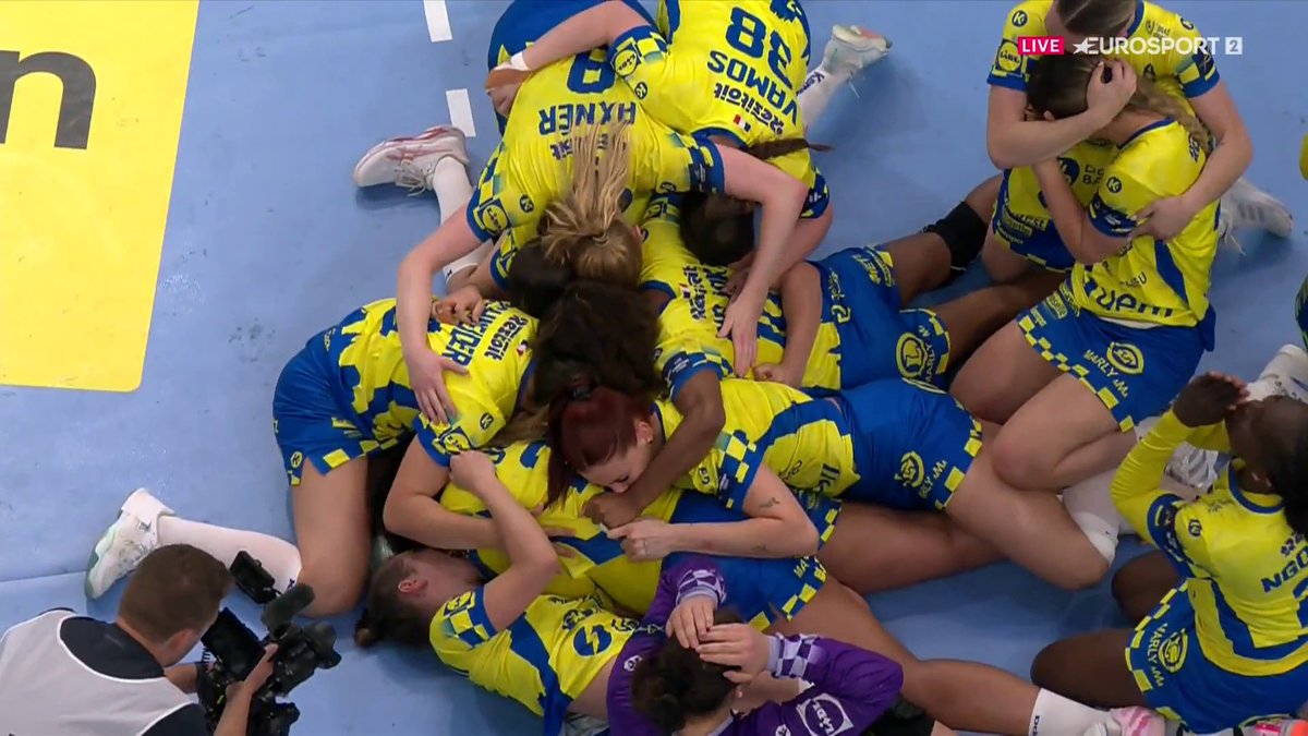 🇫🇷 𝗠𝗘𝗧𝗭 𝗦𝗨𝗥 𝗟𝗘 𝗧𝗢𝗜𝗧 𝗗𝗘 𝗟'𝗘𝗨𝗥𝗢𝗣𝗘 ! Magnifiques, les Dragonnes remportent la Ligue des champions en s'offrant le scalp de Györ en finale (31-29)