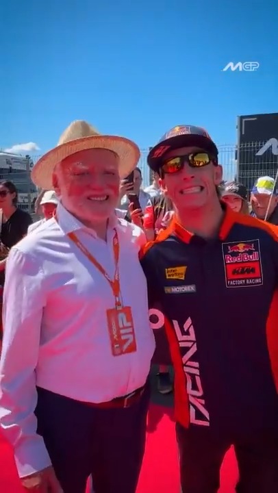 Hiding the pain with Harold! 🥲 #HungarianGP 🇭🇺