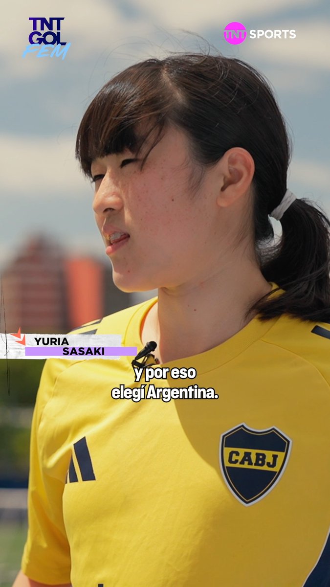 "EN JAPÓN HAY UNA ESCUELA DE FÚTBOL DE BOCA" 🇯🇵🔵🟡 Yuria Sasaki, la jugadora japonesa que brilla con la camiseta de BOCA, contó cómo se vive el fútbol en su país. 🗣️ "Elegí venir a Argentina porque quería jugar en Boca. Allá en Japón, Riquelme es ídolo", aseguró, mientras que marcó su gran deseo: "Quiero jugar la Libertadores y ganarla". 👉 No te pierdas un nuevo capítulo de #TNTGolFem con Angela Lerena por TNT Sports. Miralo en nuestro canal de YouTube: