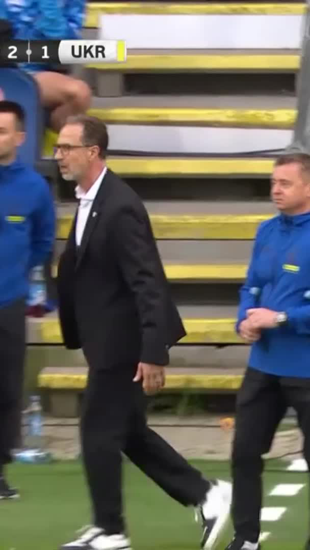 Christian Eriksen SE DESMAYÓ en el amistoso entre Dinamarca y Ucrania, y fue atendido de URGENCIA. El partido ya se suspendió. Que no sea nada, por favor. 🙏🏼🇩🇰