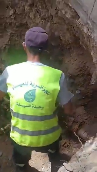 فلما انقطع الماء على الحي، جاء أعوان الصيانة لإصلاح العطب فاكتشفوا شيئا غريبا غير مألوف طوله 10متر داخل أنبوب المياه تحت الأرض.