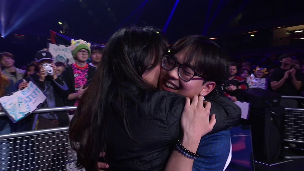 MOMENTO ÚNICO! A mãe do LEV Sato foi de surpresa pra Londres, e esse foi o encontro deles após a vitória da LEVIATAN 😭🥰 #VALORANTMasters