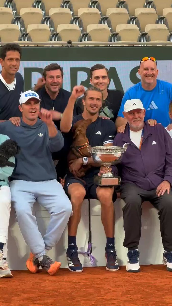 Alexander Zverev shares Roland-Garros glory with his dog 🐶🏆