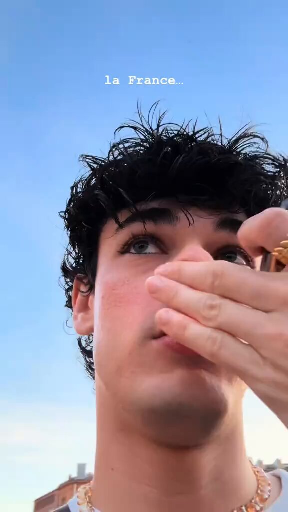 Il vient de se faire insulter à Toulouse (31) parce qu'il était habillé comme ça 👇