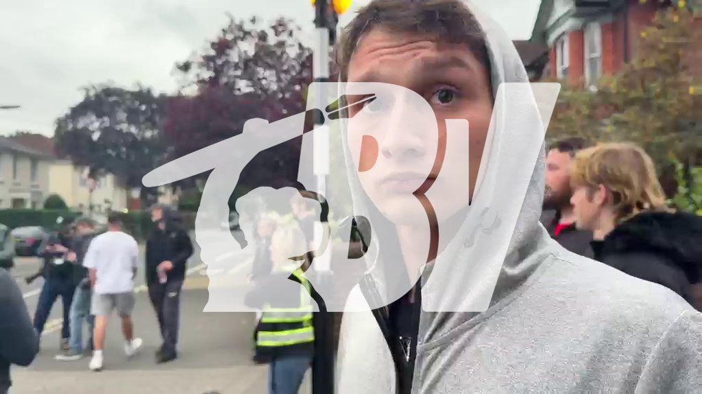 « La police a mis un genou à terre pour Black Lives Matter, comme Keir Starmer, mais ils ne le font pas pour Henry Nowak » dénonce ce jeune manifestant. 📸 Jean Bexon