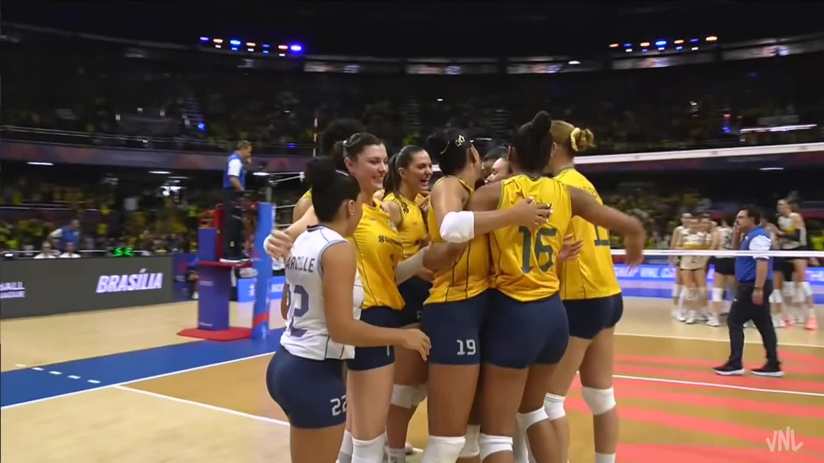 #VNL2026: 🇧🇷 WHAT. A. MATCH. 🤯 10,617 fans packed a sold-out arena in Brasília and witnessed Brazil 🇧🇷 defeat Italy 🇮🇹 3-2, ending the defending champions' 39-match winning streak. 🔥🏐 Listen to that crowd on match point. 🔊💛💚 📺 Catch the action on VBTV: 🏐 #BePartOfTheGame #Volleyball #Volei