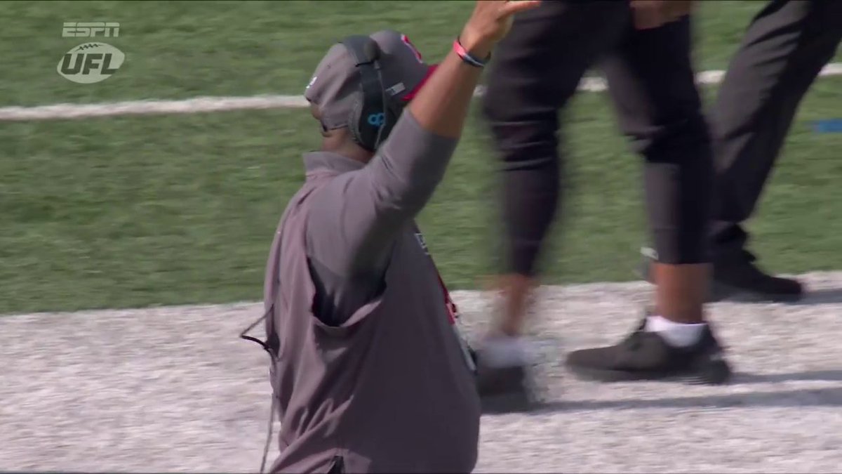 Briley Moore walked it into the end zone for the Defenders 🔥 Wait for coach's reaction 💪