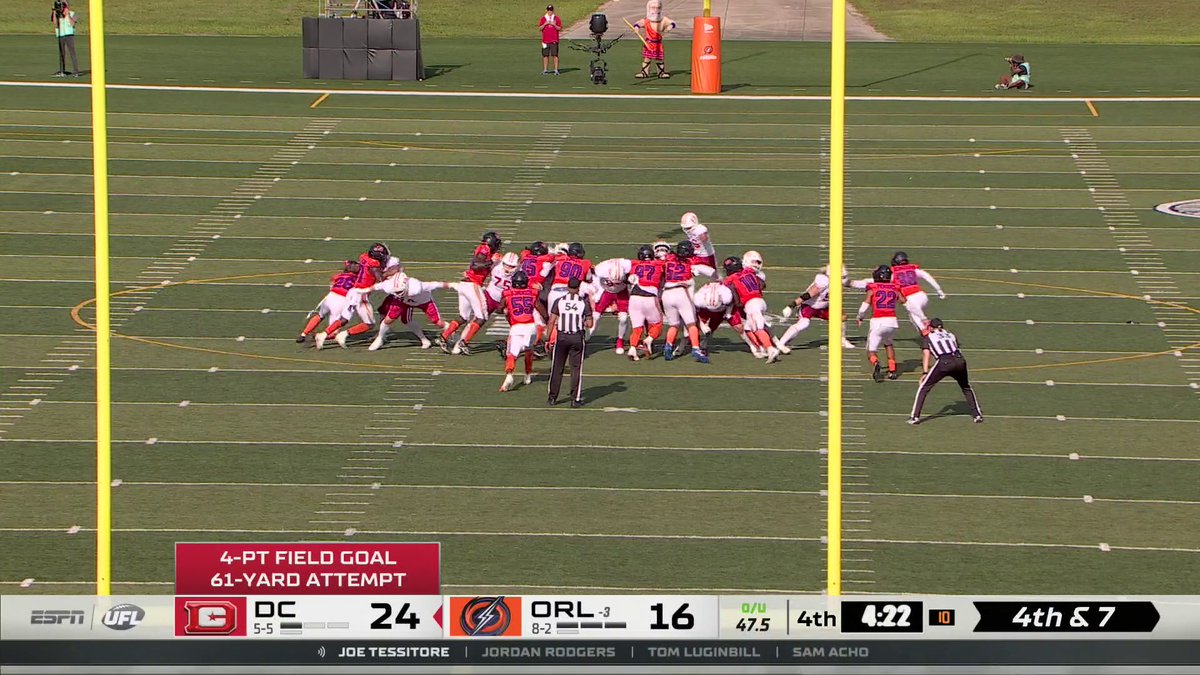 HE DRILLED THE 4-POINT FIELD GOAL FROM 61 YARDS ✅