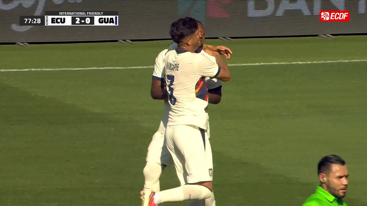 ¡QUÉ GOLAZO DE PERVIS ESTUPIÑÁN! 🇪🇨🔥 Pervis Estupiñán aprovechó una mala salida del arquero rival y anotó un golazo de larga distancia. Gran momento para él y su confianza. 👏 #Ecuador 3️⃣-0️⃣ #Guatemala #LaTrixECDF 📲