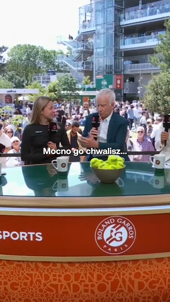 Maja Chwalińska i John McEnroe grali bardzo podobnie. Choć z zachowaniem było już trochę inaczej 🙃 Ależ doskonale, swobodnie czuła się Polka pośród tuzów tego sportu. 𝑫𝒖𝒎𝒂 🫡 #RolandGarros #RG2026 #JazdaMaja