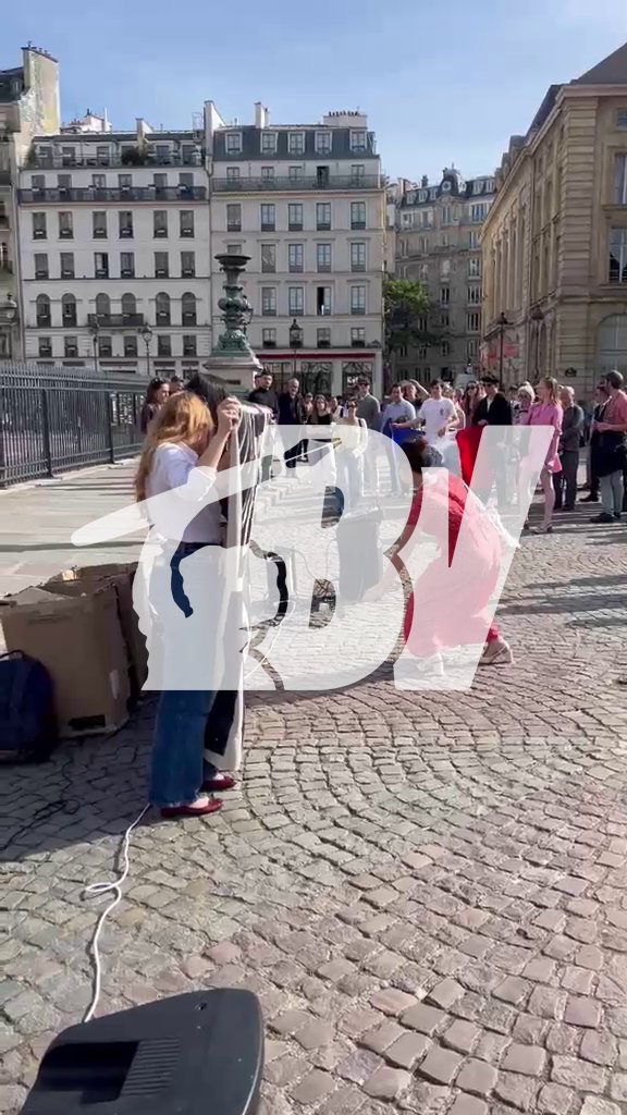 White roses laid in Paris as French patriots pay tribute to Henry Nowak. ๐ฌ๐ง ๐ค๐ป ๐ซ๐ท