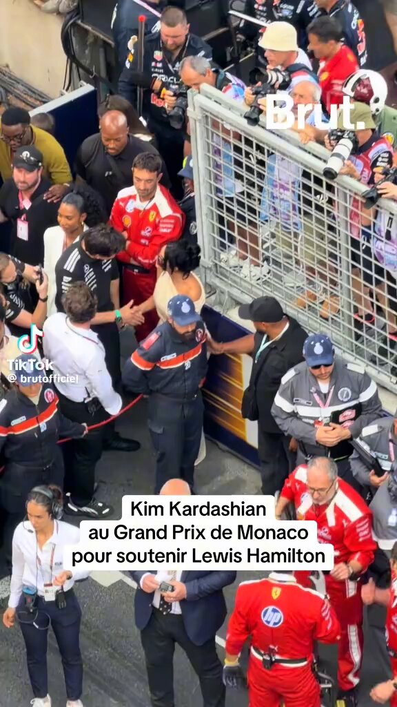 Eu vou passar mal com o Toto indo falar com a Kim, uma procissão de gente da Mercedes indo atrás dele (inclusive os filhos) e a menina pedindo uma selfie com a Kim kkkkkkkkkkk