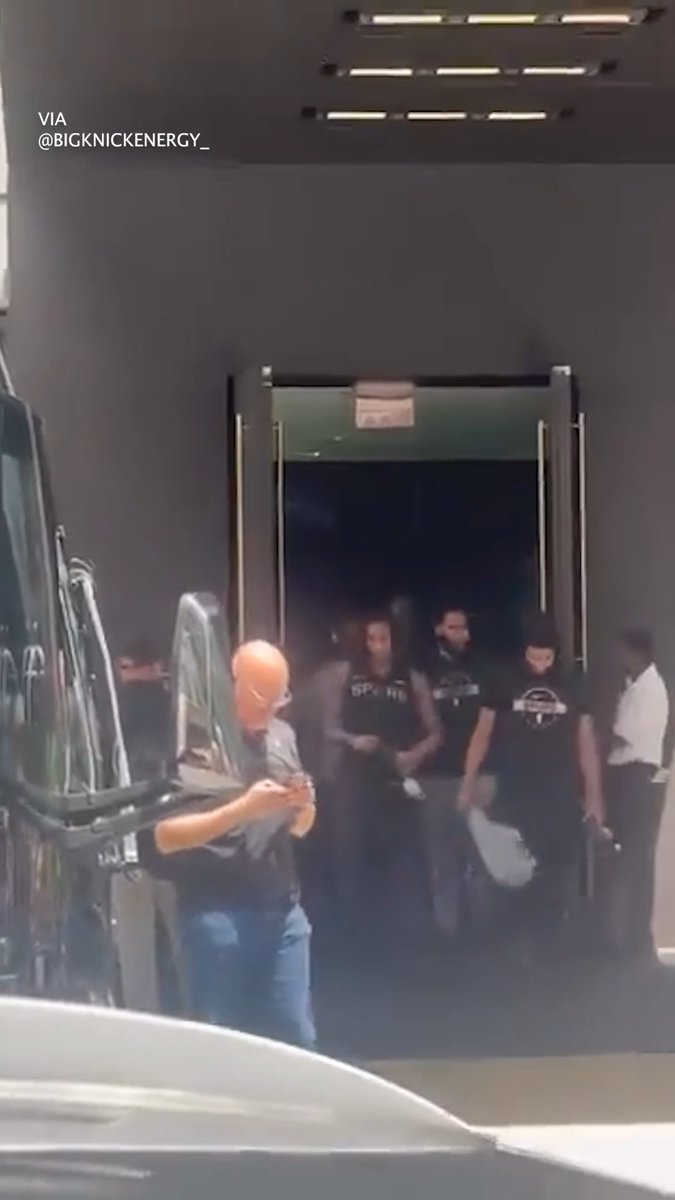 Knicks fans heckling Spurs players ahead of Monday’s Game 3 matchup in New York 😭