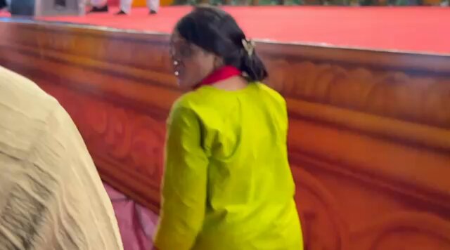 बाबा बागेश्वर के राजकोट के दरबार मैं कुछ महिलाओं के शरीर मैं आत्माए घुसने के दावे के साथ महिलाए ऊटपटाँग चीजें करने लगी. उस मैं भी एक महिला लोगो को डराने लगी. उसने अचानक जाकर एक शख़्स को थप्पड़ मार दिया. उसके बाद क्या था उस शख़्सने भी महिला को जमकर पीटा. तस्वीरें देखिये. #BabaBageshwar | #Rajkot