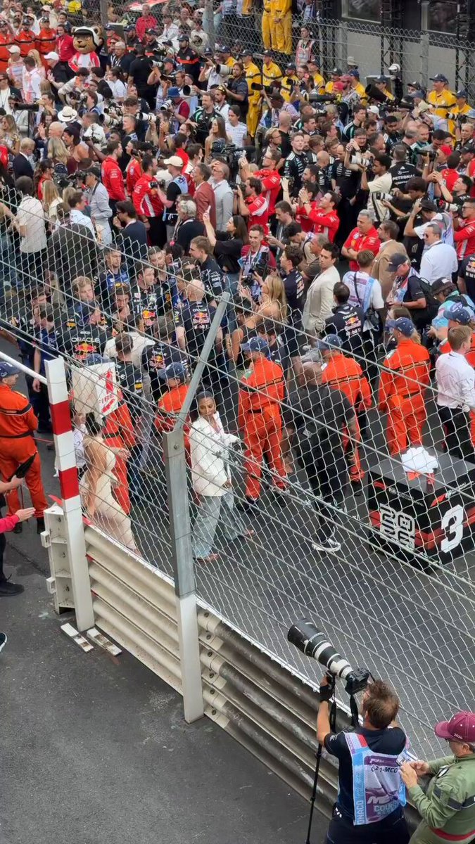 Kim Kardashian caminhando pelo paddock após o pódio do Grand Prix de Mônaco.