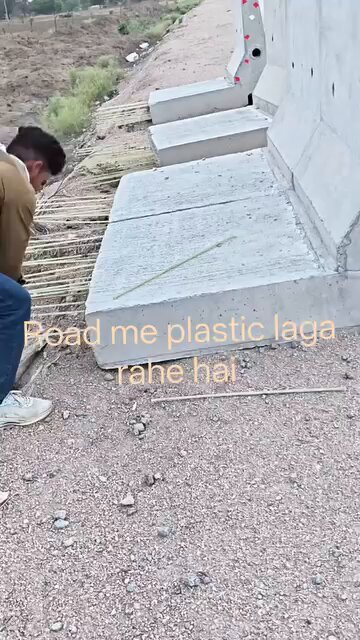 यह दोनों युवक जो यह निर्माण कार्य को तोड़ रहे हैं और सरिया को प्लास्टिक का सरिया बना रहे हैं और मोदी जी को गंदी-गंदी गाली दे रहे हैं सबसे पहले इन्हें गिरफ्तार करके जेल भेजा जाए क्योंकि इन मूर्खों को नई टेक्नोलॉजी की जानकारी ही नहीं है सोचिये इन मूर्खों और कांग्रेसी कुत्तों को नई टेक्नोलॉजी एडवांस टेक्नोलॉजी के बारे में कोई जानकारी ही नहीं है यह सिर्फ पप्पू पुत्र पीकर पड़े रहते हैं अब आप जानिए सच्चाई क्या है सच्चाई यह है कि जिस प्लास्टिक के सरिया को यह मूर्ख कांग्रेसी प्लास्टिक का सरिया बता रहा था असल में उसे ग्लास फाइबर रिइंफोर्सड पॉलीमर GFRP कहा जाता है यह प्लास्टिक नहीं है बल्कि यह एक पॉलीमर से बनता है जिसमें ग्लास फाइबर को ईपॉक्सी या फिर विनाइल एस्टर में मिलाकर बनाया जाता है और जहां-जहां काफी नमी रहती है बहुत ज्यादा पानी होती है बिजली गिरने का डर होता है वहां पर ग्लास फाइबर रिइंफोर्सड पॉलीमर GFRP का उपयोग किया जाता है इसकी बनावट बहुत ही शानदार होती है इसमें वजन सहने की शक्ति और टेनसाइल स्ट्रैंथ स्टील के सरिया से काफी ज्यादा होता है स्टील के सरिया का टेनसाइल स्ट्रैंथ 250 से 500 NPa न्यूटन प्रति वर्ग मिलीमीटर होता है उसके सामने GFRP का टेनसाइल स्ट्रैंथ 600 से 1000 NPa होता है यह मूर्ख कांग्रेसी भ्रष्टाचार की बात कर रहा है जबकि स्टील के सरिया से GFRP सरिया की कीमत दो से तीन गुना ज्यादा होती है क्योंकि यह बहुत ज्यादा चलती है इसमें कभी ना जंग लगता है ना यह कभी वातावरण में ऑक्सीजन या नमी से प्रभावित होकर कम्पोजिशन बदल देती है काश ये कांग्रेसी कुत्ते कम्पोजिट मटेरियल कार्बन फाइबर ग्लास फाइबर ईपॉक्सी रेसीन आदि के बारे में जानकारी रखते राहुल गांधी के रास्ते पर चलते हुए सारे कांग्रेसी मूर्खतापूर्ण हरकत करने लगे हैं PMO India Narendra Modi Yogi Adityanath Dr Mohan Yadav CM Office, GoUP UP POLICE Nitin Gadkari NHAI इन युवकों को तुरंत गिरफ्तार किया जाए क्योंकि यह प्रधानमंत्री के लिए गंदी गाली के अलावा झूठी खबरें फैला कर दंगा भड़काने की कोशिश कर रहे हैं