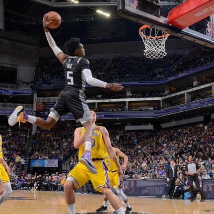 NBAファイナルでのディアーロン・フォックスには少しでもこのフォームを取り戻して活躍して欲しいけど…スピードが出せてない以前にドライブ時やジョグの姿勢維持にも苦労してるのを見ると厳しいかも…