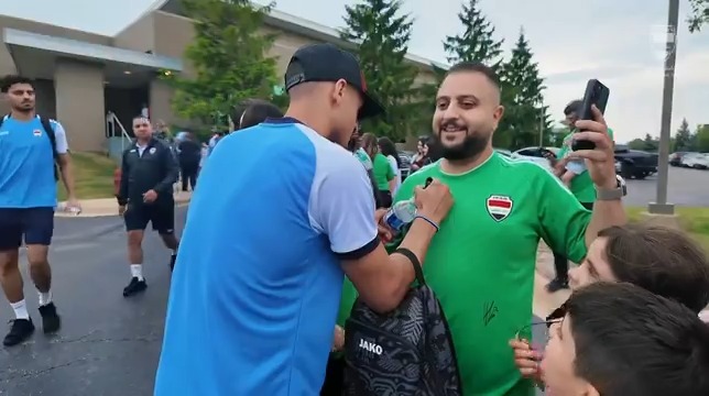 حضورٌ مميز للجالية العراقية لدعم أسود الرافدين 🇮🇶❤️ ومشاهد جميلة من تحية لاعبينا للجماهير قبل التوجه إلى التدريبات، ضمن الاستعدادات لمواجهة فنزويلا الودية ⚽️🚌 🇮🇶❤️ Support everywhere we go… The Iraqi community in Chicago showing their love for the Lions before training ahead of the Venezuela friendly 🦁🔥