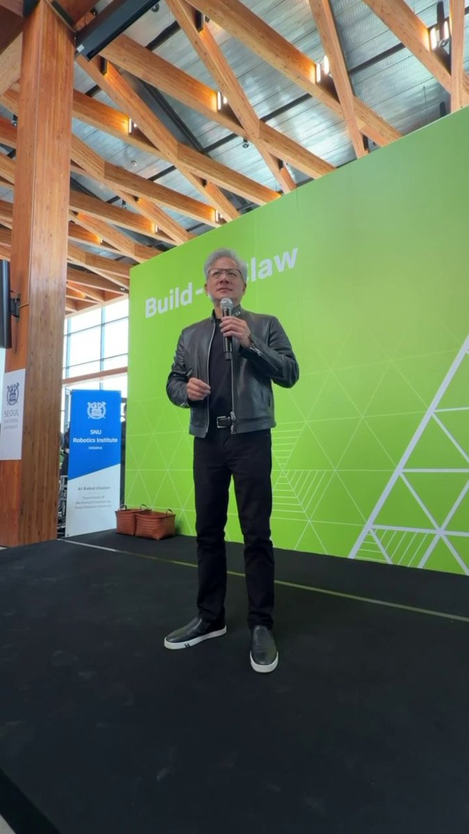 The next generation of AI builders brought the energy. 🦞 Jensen stopped by Seoul National University for a Build-a-Claw pop-up, packed with students, developers, and AI researchers building intelligent agents from the ground up.