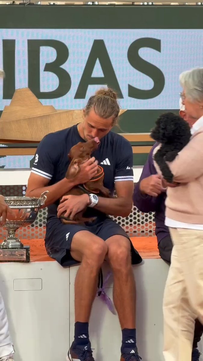 Pues sí, hasta Zverev tiene perro en #RolandGarros 🐶 El alemán celebró con él en la Chatrier su prime Grand Slam 🏆