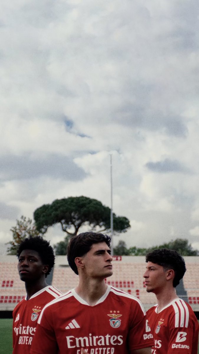 Onde tudo começa. Onde os sonhos se constroem todos os dias. 🦅 A nova camisola principal 2026/27, que celebra os 20 anos do Benfica Campus, já está disponível →