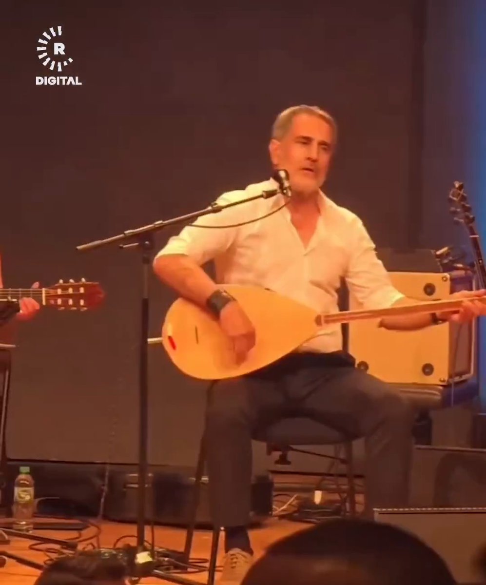 #VÎDEO - Diyar: ❝Ev ala me ye, ala her çar parçeyên Kurdistanê ye❞ 🛑 Di konsera Hozan Diyar a li Stuttgartê de ciwanekî Alaya Kurdistanê danîbû ser milên Diyar û jinekê ala rakiribû 🛑 Diyar pişt re ji wî ciwanî re dibêje: ❝Ma tenê tu xwedî li vê alê derdikevî? Ev ala me ye❞