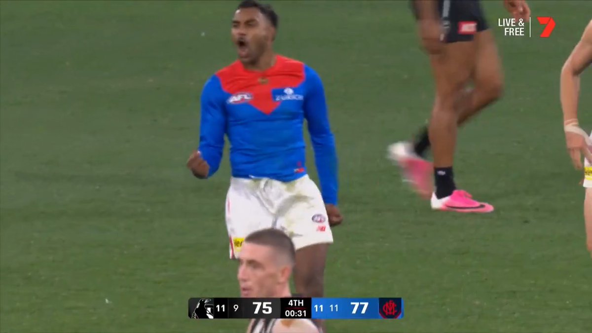 PICKETT KICKS THE SEALER 😤 #AFLPiesDees