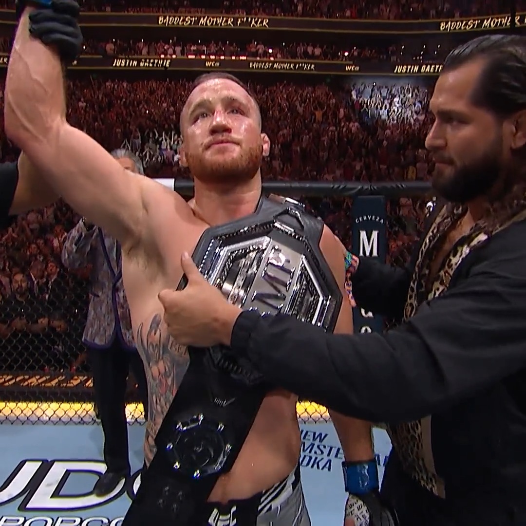 Justin Gaethje lands the head kick, and Herb Dean finishes Dustin Poirier with the people's elbow 🦵💪