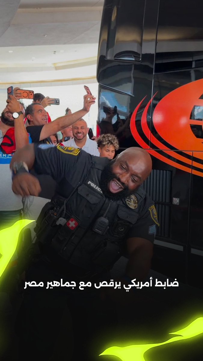 This Cleveland police officer got Egypt fans hyped as they queued to catch a glimpse of their heroes 🇪🇬 World Cup fever is here and it's wonderful ❤️‍🔥