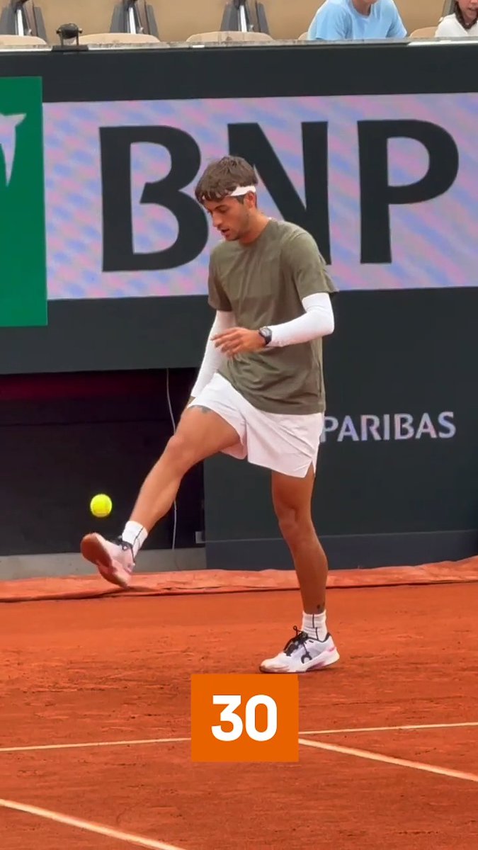 How many keepie uppies does it take Flavio Cobolli to go around the whole court? 🦵🎾