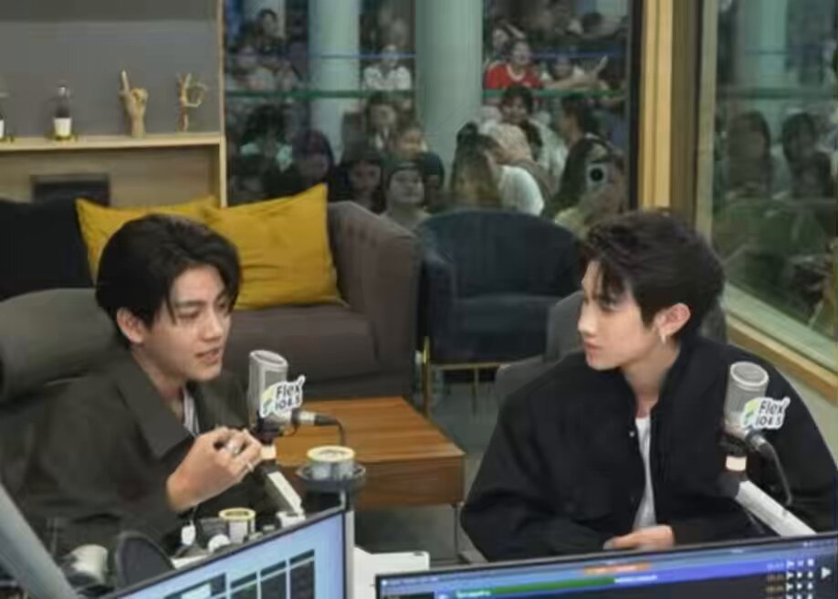 ม่อน : ผมมองว่าตัวผมเนี่ยะไม่เคยยืนคนเดียวเลย เรามีกันและกันตลอด โปร : จะร้องไห้ละเนี่ย ม่อน : ผมไม่เคยมองว่า แอลม่อนมีแอลม่อนคนเดียวนะฮะ ผมมองว่ามันคือแอลม่อนโปรเกรสตลอดเลย ชั้นร้องไห้แล้ว โคตรรักความสัมพันธ์ม่อนโปรเลย y—y #Flex1045xWhenOrangesFall