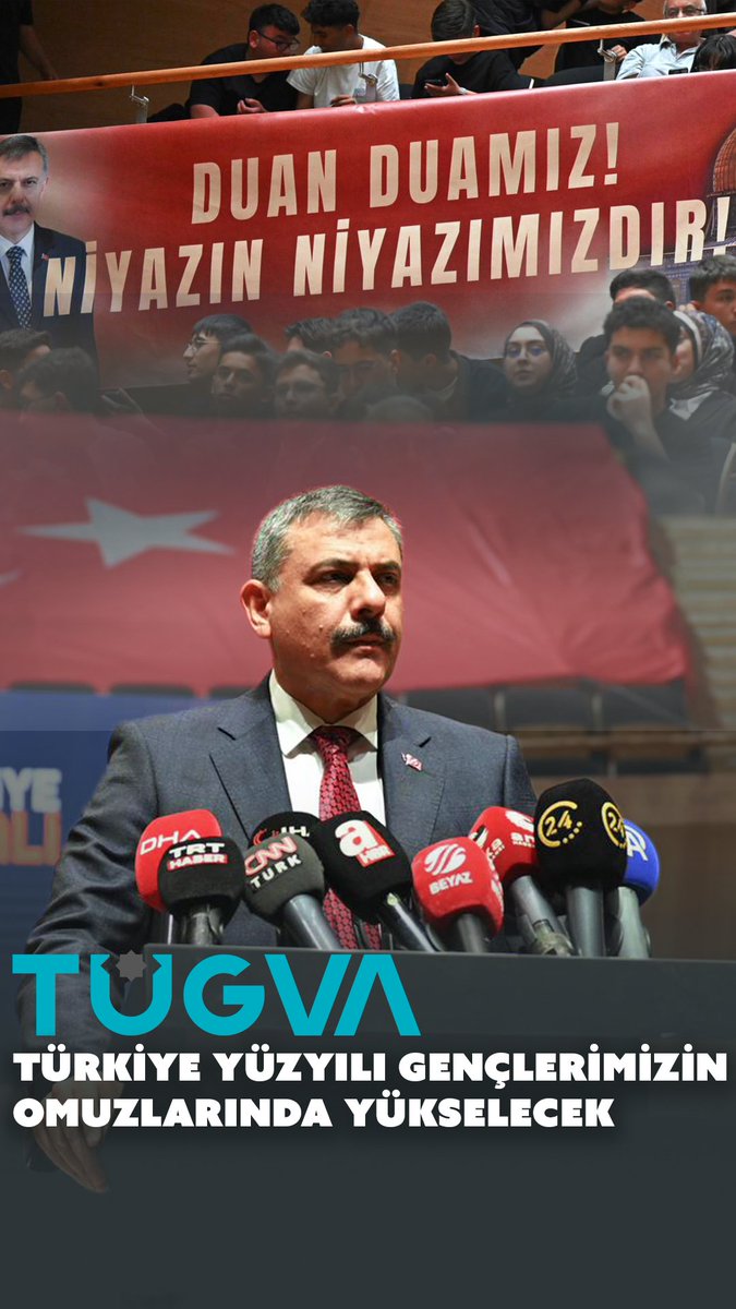 Türkiye Gençlik Vakfımızın "Türkiye Münazara Yarışması Büyük Türkiye Finali"nde; fikirle, ahlakla ve medeniyet idrakiyle yoğrulan genç kardeşlerimizle bir araya geldik. Bizim medeniyetimizde söz; şahsiyettir. Kelam; mesuliyettir. Dil ise ahlakın aynasıdır. Münazara da sözü ölçülü söylemeyi, fikri delille savunmayı, karşısındakini dinlemeyi ve itirazı edep içinde yapmayı öğreten kıymetli bir mekteptir. Muhterem Cumhurbaşkanımız Recep Tayyip Erdoğan’ın gençlik yıllarında katıldığı münazara yarışmalarında başlayan yolculuğunun; millet kürsüsünde, devlet kürsüsünde ve dünya kürsülerinde hakkı, adaleti ve vicdanı haykıran bir liderlik duruşuna dönüşmesi, gençlerimiz için ilham verici bir örnektir. Şair ve mütefekkir Nurullah Genç’in mısralarında ifade ettiği gibi: “Bulanık akan sular durulacak yeniden Gökyüzüne direkler vurulacak yeniden Saâdet menziline varılacak yeniden Çağlar üstü bir nizam kurulacak yeniden Cehaletin elinde lanetli bir saz kaldı Ufka bir bak yiğidim; inkılâba az kaldı.” İnanıyorum ki; fikirle, ahlakla ve medeniyet şuuru ile yetişen gençlerimiz, cehaletin değil ilmin, umutsuzluğun değil idealin, dağınıklığın değil nizamın temsilcileri olacaktır. Büyük ve Güçlü Türkiye idealimizin en sağlam teminatı; köklerine bağlı, özgüveni yüksek ve sorumluluk sahibi gençlerimizdir. Unutmayın; kökü sağlam olan ağacın dalları göğe uzanır. Köklerini tarihinden, medeniyetinden ve değerlerinden alan gençlerimizin, Türkiye Yüzyılı’nı omuzlarında yükselteceğine yürekten inanıyorum. Bu anlamlı organizasyonda emeği geçen Türkiye Gençlik Vakfımızı ve yarışmaya katılan bütün genç kardeşlerimizi gönülden tebrik ediyorum. Rabbim sözünüzü hikmetli, yolunuzu bereketli, bahtınızı açık eylesin.