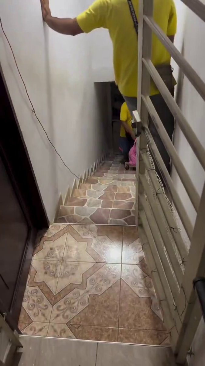 😭 ILS SONT RENTRÉS DU TRAVAIL… ET SE SONT RETROUVÉS BLOQUÉS DEHORS !! Deux frères sont rentrés chez eux en pleine nuit et ont découvert que la porte de leur appartement s’était verrouillée de l’intérieur 😭🚪 Ils ont alors appelé leur sœur, qui leur a prêté un petit objet totalement improbable… et qui a finalement permis d’ouvrir la porte. 💀😂🔑👀