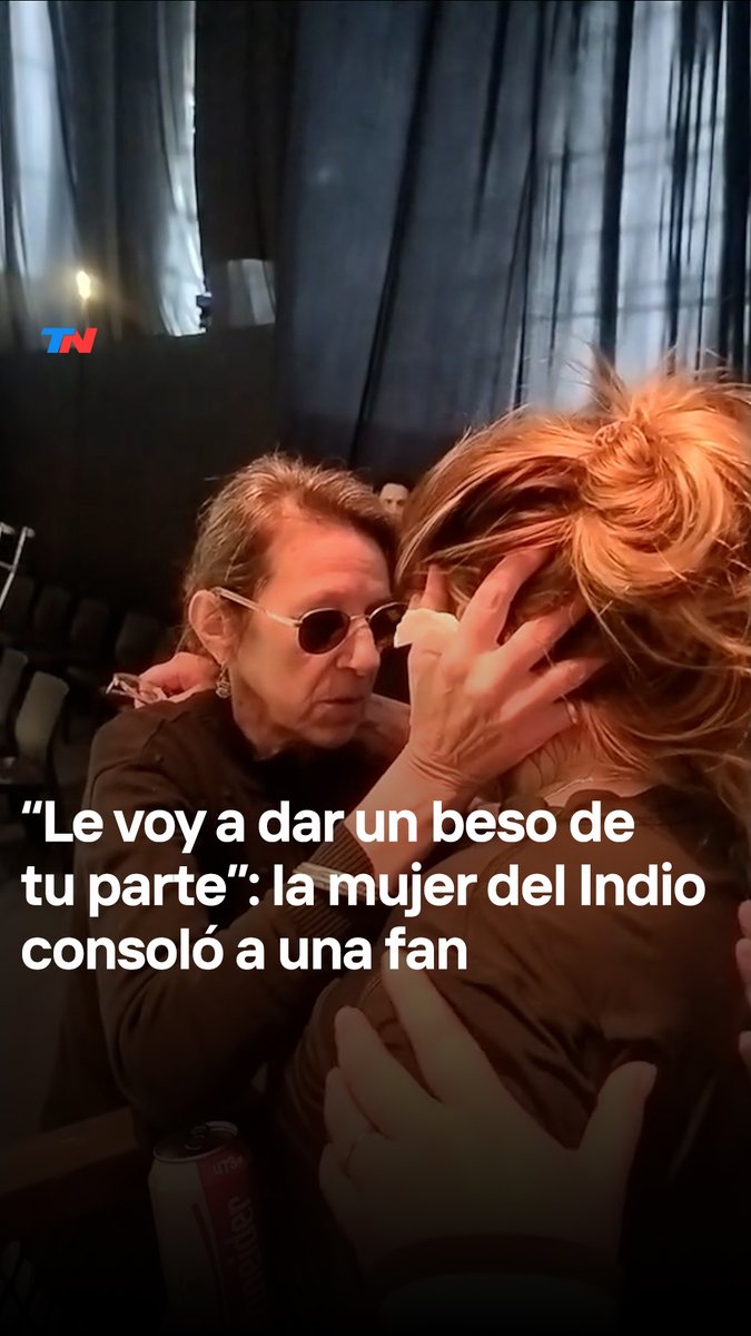 "TRANQUILIZATE, YO LE DOY UN BESO DE TU PARTE" Así Virginia "Viru" Mones Ruiz consoló a una fan en medio del velatorio del Indio Solari. "Llorá todo lo que quieras, le doy un beso al Indio de tu parte. Cuidate", le dice la esposa del fundador de Patricio Rey y sus Redonditos de Ricota a la chica, que lloraba desconsolada.