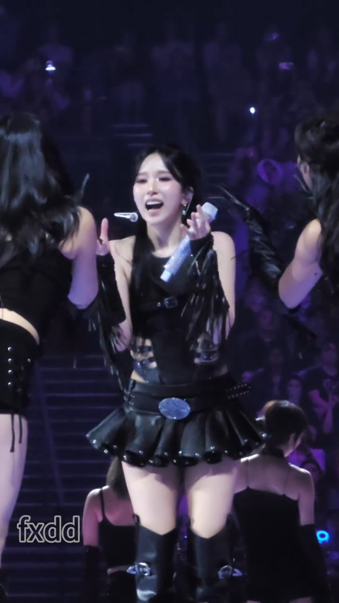 The dancers all blowing kisses to Mina and her pretending to eat them all 😭