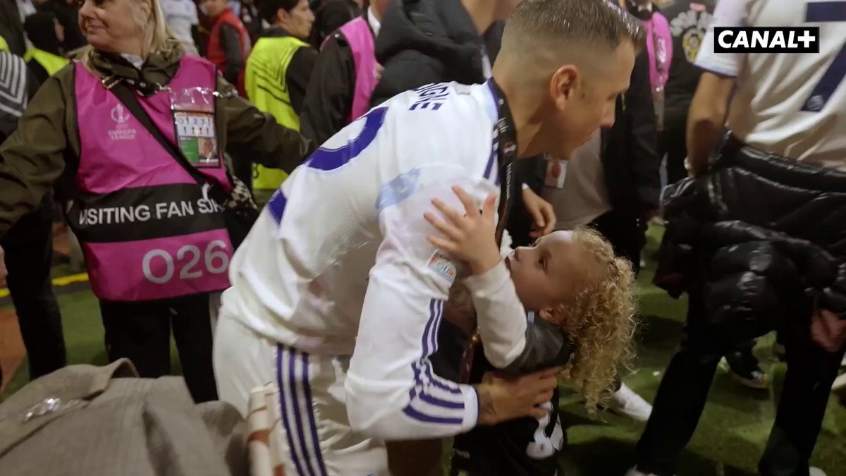 Quand Lucas Digne célèbre sa Ligue Europa sur la pelouse avec ses enfants 🥹 TEAM DIGNE, Épisode 3 c'est disponible gratuitement 🎁