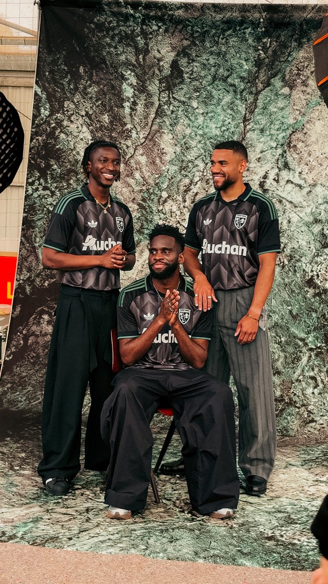 Poses 𝑚𝑎𝑖𝑡𝑟𝑖𝑠𝑒́𝑒𝑠, nouvelle tunique 𝑟𝑒́𝑣𝑒́𝑙𝑒́𝑒 🟢⚫ Les coulisses du shooting du maillot extérieur 2026/27. 👇 #MentalitéCharbonneur