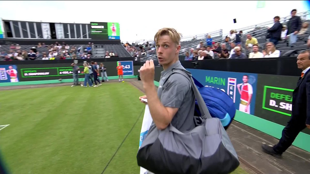 🗣️ "¿Por qué tenés que filmarme cuando pierdo?" 🇨🇦 Shapovalov perdió en su debut y se enojó con el camarógrafo. 👀 📺 Mirá #Hertogenbosch en el Plan Premium de #DisneyPlus.