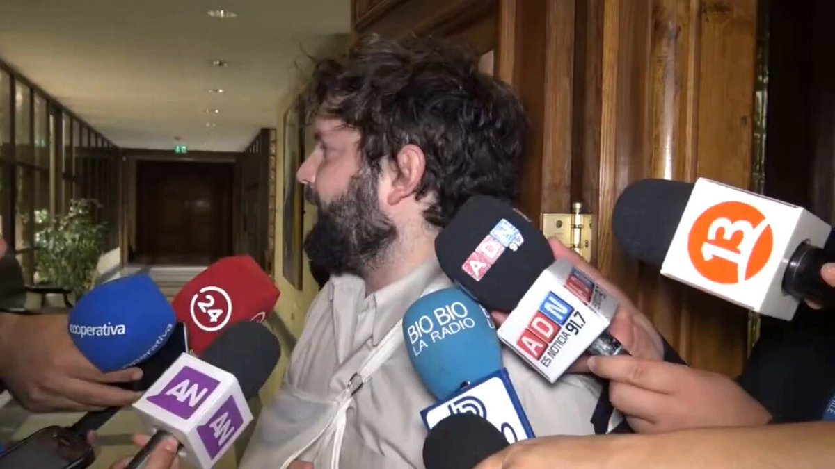 🔹Yo les había comentado que Gabriel Boric y su pandilla torpedearon los proyectos de fin al CAE que presentó Sebastian Piñera en sus dos gobiernos. Y aquí tienen al diputado Boric, muy escéptico con el proyecto de Piñera, que terminó estancado en el Congreso, para años despúes presentar un proyecto muy similar. Se perdieron años en esa discusion, cortesia de los caprichos de Gabriel y su pandilla. Por tanto los señores que hoy se quejan con el Gobierno por los embargos, deberían quejarse con el señor que hoy se pasea por París.