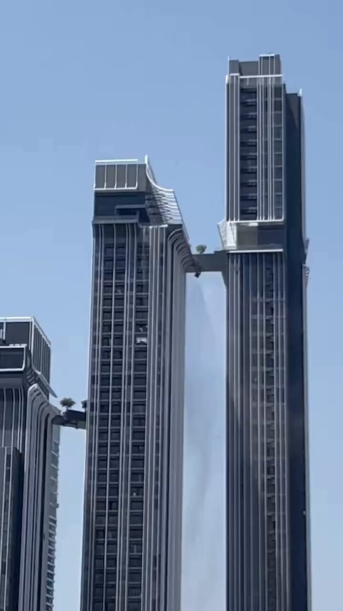 الأبراج العالية لا تُصمَّم لتبقى ثابتة وقت الزلازل، بل لتتحرك بأمان. وعند ربط برجين بجسر، فكل برج قد يتحرك بطريقة مختلفة؛ لذلك يُصمَّم الجسر ليكون ثابتًا من جهة، ويسمح بالحركة من الجهة الأخرى. بهذا يتحرك كل برج دون أن يشدّ الآخر معه وقت الزلزال.